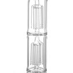 En stor, gylden dobbelt-perkolator står stolt med en glat, reflekterende overflade. Den har en elegant, cylinderformet krop og en bred, stabil base. Slangerne er bøjelige og gennemsigtige, mens håndtagene er sorte med en mat overflade. Toppen prydes af en detaljeret, krystallinsk struktur, der tilføjer et kunstnerisk præg til den samlede design.