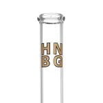 En guldfarvet perkolator med en højde på 50 cm præsenterer en slank, cylindrisk form. Overfladen er glat med en blank finish, der reflekterer lys. Toppen har en udvidelse, der afsluttes med en lille kegleformet del. Der er synlige rør og indvendige kamre, der skaber en kompleks struktur, mens bunden er bredere, hvilket giver stabilitet.