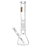 En 50 cm høj perkolator i klart glas prydet med guldfarvede detaljer. Den har en slank, cylindrisk form med en bred bund og en smal hals. Øverst er der en kroneformet åbning med flere rør, der strækker sig udad. Overfladen er glat med en let reflekterende finish, der fremhæver de guldede elementer og giver en elegant kontrast til glasset.