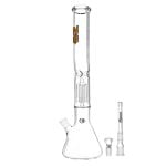 En gylden perkolator med en slank, cylindrisk form præget af en glat overflade. Den har en bred, stabil base og en fin, konisk top. Metaloverfladen reflekterer lys og skaber et skinnende udtryk. Der er små udskæringer og detaljer, som tilføjer tekstur, og en lang, buet tud, der strækker sig fra siden.