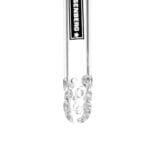 Heisenberg-hullet diffuseradapteren er fremstillet af klart glas med en glat overflade. Den har en cylindrisk form med en diameter på 14 mm og en længde på 6 mm. Adapteren prydes af fine detaljer, der skaber en visuel dybde, og den afsluttes med en præcist udskåret kant. Den gennemsigtige struktur giver mulighed for at se igennem og betoner det minimalistiske design.