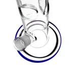 En stor, sort paraply med et karakteristisk design og en hvid inderside pryder midten af kompositionen. Paraplyens skaft er lige og robust, mens spidserne strækker sig symmetrisk ud mod kanten. Det sorte stof har en let mat overflade, der kontrasterer med den glatte, lyse inderside. Paraplyen er placeret på en neutral baggrund, hvilket fremhæver dens form og detaljer.