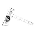 Heisenberg Phaser Bubbler præsenterer en transparent, glasklar beholder med en afrundet top og en bred bund. Indeni ses en farverig væske med nuancer af blå, lilla og grøn, der skaber et svævende, dynamisk udtryk. På siden af beholderen er der en indgraveret skala med tal og markeringer, samt en slank, sølvfarvet ventil med en drejeknap.