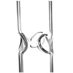 En transparent isblok er placeret i en skål med en glat, blank overflade. Isblokken har en ujævn, krystallinsk struktur, der fanger lyset og skaber reflekser. Skålen har en rund form og er lavet af glas, hvilket giver en elegant kontrast til isens klare, kolde udseende. Der er ingen synlige dekorative elementer.