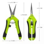 En lige skæresaks præsenteres med en blank, sølvfarvet metaloverflade, der reflekterer lys. Håndtagene er ergonomisk designet med en sort gummibelægning, der sikrer et godt greb. Saksens blade er skarpe og glatte, med en let buet form, der afsluttes i en spids. En låsemekanisme er synlig ved håndtagets base, hvilket tilføjer funktionalitet.