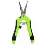 En lige, professionel høst saks præsenterer sig med en skinnende, metalblå overflade og en glat, poleret finish. Skaftet har ergonomiske, sorte gummihåndtag, der sikrer et fast greb. Saksens blade er skarpe og præcise, med en let buet form, der afsluttes med en spids. En kraftig fjeder mellem bladene muliggør effektiv åbning og lukning.