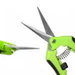 En lige, professionel skæresaks med en blank, metaloverflade præget af slidstærk kvalitet. Saksen har to skarpe, hærdede blade, der er let buet, og et ergonomisk håndtag med en sort gummibelægning, der giver et sikkert greb. Klingen har en fin, poleret finish, og der er en lille låsemekanisme ved håndtaget.