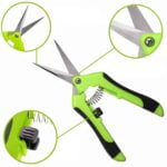 En lige, skarp saks med metalblade og ergonomisk håndtag i sort plast. Bladene har en glat, poleret overflade, mens håndtaget har en struktureret tekstur for bedre greb. Saksens klinger er fastgjort med en metalbolt, der sikrer præcision. Klingenes kant er skarp og velegnet til præcisionsarbejde inden for beskæring og høst.