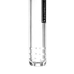En slithole-adapter i metal med en glat, sølvfarvet overflade. Den har en cylindrisk form med præcise gevind langs kanten. Øverst er der en afrundet del med en indvendig åbning, der giver plads til tilslutning. Adapteren er mærket med tydelige symboler og tal, der angiver specifikationer. Det hele præsenteres på en hvid baggrund, der fremhæver detaljerne.