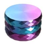 En diamantformet kværn med en diameter på 50 mm præsenterer sig i en metallisk sølvfarve. Overfladen er glat med en let reflekterende finish. Kværnen har flere skarpe tænder, der er designet til effektivt at male. Den har en skrue-lukning, der sikrer en tætsluttende forsegling, samt små luftkanaler til opbevaring.