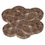 En rund jiffy-pellet med en diameter på 24 mm præsenterer sig i en lys brun farve, karakteriseret ved sin grove tekstur. Overfladen er porøs og skæv, hvilket indikerer dens organiske oprindelse. Pelletens bund er flad, mens toppen har en let buet form. Den er pakket i et enkelt lag, der holder den kompakte struktur intakt.
