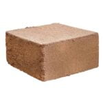 Jiffy Pro 7 Coco Block præsenterer en komprimeret blok af kokosfiber i en brunlig farve. Overfladen er grov og porøs, hvilket indikerer en naturlig tekstur. Blokken er firkantet og har skarpe kanter. Målene er kompakte, velegnede til planteformering. Der er ingen synlige logoer eller tekst, hvilket holder fokus på det naturlige materiale.
