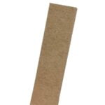 Jilter filtertips i ubleget papir præsenteres i en pakke med en minimalistisk, hvid baggrund. Filtertipsene har en glat, naturfarvet overflade, og de er let perforerede for nem anvendelse. Pakken indeholder flere rækker af filtertips, der er præcist skåret til, og teksten er trykt i en enkel, sort skrifttype, der angiver produktinformation.