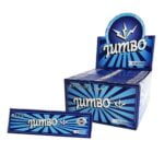 En pakke med cigaretpapir præsenteres i en lang, rektangulær form. Forsiden er domineret af en dyb blå farve med hvid skrift, der angiver produktets navn og type. Teksten er prydet med et enkelt, stiliseret logo. Pakken har en mat overflade og lukker med en flap, der sikrer indholdet. Mønsteret er ensartet og minimalistisk.