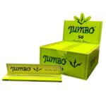Jumbo King Size Slim tobakskonvolutten præsenterer en dyb grøn farve med en glat, mat overflade. Foran er der en hvid tekst med tydelig skrifttype, der angiver produktnavnet. Kanten er let afrundet, og der er en subtil glans, der giver en elegant finish. Bunden er flad, hvilket gør den nem at placere.