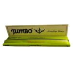 Jumbo green king size slim er en rullende papirtype, præget af en ensartet, glat overflade i en dyb grøn nuance. Papiret er langt og smalt, designet til tobaksprodukter. Det er pakket i en praktisk, rektangulær pakke med en klar åbning, der viser rullens længde. Teksten på pakken er trykt med hvid og sort farve, der skaber kontrast.
