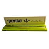 Jumbo green king size slim er en rullende papirtype, præget af en ensartet, glat overflade i en dyb grøn nuance. Papiret er langt og smalt, designet til tobaksprodukter. Det er pakket i en praktisk, rektangulær pakke med en klar åbning, der viser rullens længde. Teksten på pakken er trykt med hvid og sort farve, der skaber kontrast.