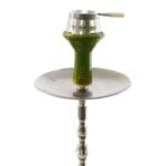 Kaya Shisha Deep Clay Funnel præsenterer en dyb, skålformet keramikstruktur med en glaseret overflade i en ensartet grøn nuance. Den glatte tekstur giver et elegant udseende, mens den runde kant sikrer en tæt pasform. Indvendigt ses en blank, reflekterende glans, der fremhæver den veludførte finish. Funnelen har en central åbning til tobaksplacering.