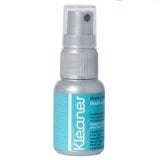 En 30 ml sprayflaske med en slank, gennemsigtig plastflaske i farveløs nuance, der viser indholdet. Flasken har en hvid spraydyse med en beskyttende hætte. Etiket med sort tekst og logo pryder flaskens forside, mens baggrunden er hvid. Designet er minimalistisk, med fokus på enkelhed og funktionalitet.