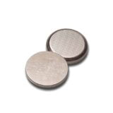 CR2032 lithiumbatteri med en rund, flad form. Overfladen er glat og skinnende, i en sølvfarvet tone. Den ene side er præget med tekst og symboler, der angiver spænding og type. Batteriet har en diameter på 20 mm og en tykkelse på 3,2 mm, hvilket gør det kompakt og let at håndtere.