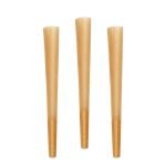 Tre løse brune kegler præsenteres i en naturlig farveskala, der spænder fra lys beige til mørkebrun. Keglerne har en glat, mat overflade med fine, uregelmæssige teksturer og et let konisk design. De varierer i størrelse, hvilket skaber en dynamisk komposition. Keglerne står tæt, hvilket fremhæver deres ensartede form og nuancer.