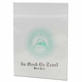 En pakke med 100 sorte lynlåsposer pryder en hvid baggrund. Poserne har en mat overflade med et grønt, grafisk bladmotiv og teksten "In Weed We Trust" i hvidt. Hver pose måler 40 x 60 mm og har en praktisk lynlåslukning øverst. Mønsteret er iøjnefaldende og tilføjer en dekorativ detalje til den enkle sorte farve.