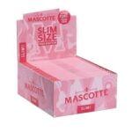 En rulle med papir er præsenteret i en slank, pink emballage. Papiret har en glat overflade og er skåret i lange, smalle strimler. På emballagen er der trykt hvid tekst med information om produktet og en grafisk illustration i kontrasterende farver. Rullen er placeret horisontalt, og emballagen har en mat finish, der fremhæver den skinnende pink farve.