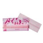 Langstrakte, smalle papirplader er præsenteret i en dyb pink farve, der strækker sig i en elegant form. Overfladen er glat med et skinnende finish, der reflekterer lyset. Hver plade har en let buet kant, og teksten er trykt i hvid med en moderne skrifttype. Mønsteret er enkelt med fokus på farven, der skaber en iøjnefaldende visuel effekt.