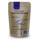 Sort aktivt kulfiltertip i en pakke med 50 stykker. Hver filtertip har en cylindrisk form med en glat overflade og en ensartet, dyb sort farve. Pakken er transparent, hvilket giver mulighed for at se indholdet. Der er små, tydelige tekstinformationer trykt på emballagen, som angiver antal og produktnavn.