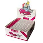 Alt-tekst: Displayboks med "Monkey King - Expert Stoners Pink Ultra Thin King Size Slim" papirer, dekoreret med tegneserieaber med kroner. Henvender sig til erfarne cannabisbrugere, der ønsker en eksklusiv oplevelse ved at rulle deres joints.