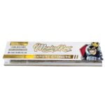 En pakke Monkey King - Expert Stoners rullepapir, med en kronet abe med solbriller og en rød bog, der promoverer "Ultra Thin", "Unbleached" og "100% Natural Fibers" i King Size Slim.
