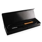 En lang slange i orange og sort farve strækker sig vandret. Slangen har en glat, skinnende overflade, hvilket indikerer et eloxeret metalmateriale. Den orange del har et ensartet skær, mens den sorte del kontrasterer med sit matte finish. Slangen har en lige form med en diameter, der giver den en robust fremtoning. Der er en synlig forbindelse ved enden.