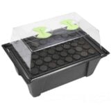 En aeroponisk propagator præsenteres med en rektangulær, transparent beholder, der har en mat sort bund. Indeni er der flere rækker af hvide, cylindriske planteholdere med små huller til frø eller stiklinger. Vandsystemet er synligt med slanger og en pumpe. Temperaturen og fugtigheden kan justeres med knapper på siden, og der er en indikatorlampe til status.