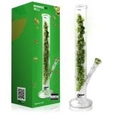 En høj, gennemsigtig bong med en elegant, buet form og en tykkelse, der giver en robust struktur. Den er prydet med et glat, klart glas og har en bred bund for stabilitet. Ved siden af bongen ligger en pakke med chokolade, indpakket i en farverig folie med et legende design og tydelig tekst. Farverne er livlige og kontrasterer med det klare glas.