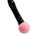 Et pink glas poker med en krum spids præsenteres. Pokerens overflade har en glat og skinnende tekstur, mens den pink farve er ensartet og livlig. Den krumme form og den lange, slanke krop giver et elegant udtryk. Der ses subtile nuancer af lys og skygge, som fremhæver pokerens konturer og refleksioner.
