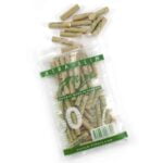 Purize Xtra Slim filtre præsenteres i en pakke med 50 stykker. Filtrene er lange og slanke, med en glat, hvid overflade. Hver enhed har en cylindrisk form og er lavet af organisk materiale. Pakken er designet med en praktisk åbning, som gør det nemt at tage et filter ad gangen. Teksten på pakken er tydelig og informativ.