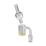 En gennemsigtig quartz glas banger præsenterer en cylindrisk form med en bred åbning foroven. Materialet har en glat, blank overflade, der reflekterer lys. Den nederste del har en flad bund, der muliggør stabil placering. En marmor cap i nuancer af hvid og grå med en rund form sidder ovenpå, hvilket tilføjer kontrast og visuel interesse.