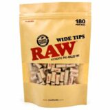 En transparent plastikpakke indeholder 180 forrullede papirspidser. Hver spids har en naturlig beige farve og en glat overflade. Pakken har en sort label med hvid tekst, der angiver antallet af spidser og produktnavnet. Den er lukket med en gennemsigtig plastiklåg, der giver indsigt til indholdet. Formen er rektangulær og flad.
