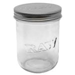 Et klart glas mason jar med en fyldig, rund form og en skruelåg i rustfrit stål pryder overfladen. Jarret har en kapacitet på 475 ml, og glasset fremstår glat og skinnende. Låget har en let mat finish med en skruekant, der giver en tæt lukning. Ingen tekst eller yderligere dekorationer er synlige på overfladen.