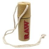 En stor, rund flaske med en mørk brun glasoverflade pryder midten. Flasken har en elegant, slank hals og en bred, flad bund. Et rustikt label i mørke nuancer med hvid tekst og guld kanter pryder flaskens front. Omkring flasken ses et naturligt træunderlag med en grov overflade, der tilføjer en organisk dimension til præsentationen.
