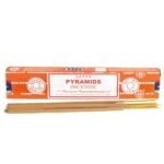 Satya pyramide røgelse præsenteres i en rektangulær pakke med en mørkeblå baggrund og gyldne detaljer. Fronten har en farverig pyramideillustration med nuancer af orange, grøn og lilla. Teksten er trykt i hvid og gul, fremhæver produktnavnet og vægten. Pakken har en mat overflade med en let tekstur, der tilføjer dybde til designet.