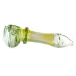 En transparent pibe i klart glas præsenterer sig med en slank og elegant form. Piben har en buet, cylindrisk krop, der afsluttes med en bred åbning. Overfladen er glat og skinnende, hvilket giver en refleksion af lys. Den har en mørk, mat stålring som detaljer, der tilføjer kontrast til det klare glas.