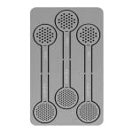 En sporkort rist med en tykkelse på 15 mm præsenterer sig i en glat, sølvfarvet metaloverflade. Risten har fine, regelmæssige åbninger, der danner et gittermønster. Kanterne er let afrundede, hvilket giver en blødere silhuet. Overfladen reflekterer lys, hvilket skaber en skinnende effekt, og den er placeret på en neutral baggrund.