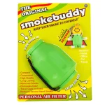 Smokebuddy er et kompakt, lysgrønt luftfilter med en cylindrisk form. Overfladen er glat med en let skinnende finish. Den har en rund åbning i toppen og en smal udluftningsåbning i bunden. En sort gummiring omkring åbningen giver et sikkert greb. En lille, sort strop er fastgjort til en af sidene, hvilket tilføjer funktionalitet til designet.