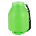 En lys grøn cylinderformet enhed med en glat overflade og en mat finish. Der er en sort gummistopper i den ene ende og et lille ventilationshul i den anden. Enheden har en rund form, og der er indgraveret tekst og symboler, der angiver brug og funktion. Farven er ensartet, uden mønstre eller dekorationer.