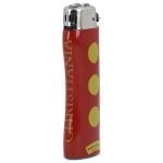 En sølvfarvet lighter pryder midten af kompositionen, med en glat og skinnende overflade. Lighterens krop har en slank, rektangulær form og er prydet med et farverigt, grafisk motiv, der indeholder nuancer af blå, grøn og rød. Detaljer som en synlig gnistplade og en lille, rund knap til tænding fremhæver dens funktionelle design.