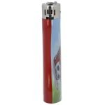 En sølvfarvet lighter med en glat overflade og en spids form. På siden er der et design med en farverig illustration af en fodbold, omgivet af grafiske elementer i grøn, sort og rød. Lighterens låg har en lille, sort knap til tænding, og den øverste del er let buet. Baggrunden er neutral og fremhæver lighterens detaljer.