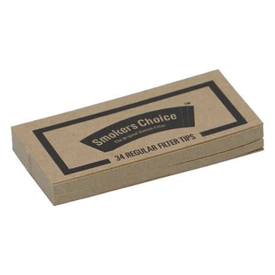 Smoker’s Choice Natural Regular præsenterer en pakke med en simpel, rektangulær form, der domineres af en dyb grøn farve. Forsiden prydes af hvid tekst, der angiver produktnavn og detaljer i en letlæselig skrifttype. Baggrunden har en tekstur, der minder om papir, og der er små symboler og informationer nederst, der tilføjer visuel interesse.