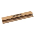 The Smokers Choice - Rolling Papers Natural King Size er pakket i en brun pakke med elegante sorte bogstaver, der indeholder 34 omhyggeligt udformede rullepapir præsenteret mod en sprød hvid baggrund.