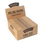 En åben udstillingsboks med Smokers Choice - Rolling Papers Natural King Size afslører rækker af pakker. Den brune æske, fremhævet med slank sort tekst og branding, viser produktets naturlige egenskaber og generøse king-size længde.